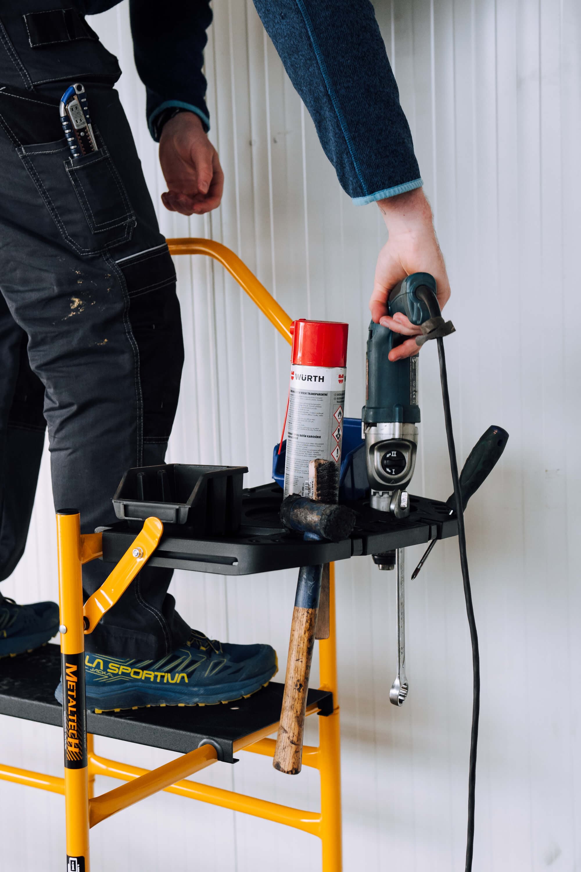 Multifunkční police s vysokou nosností